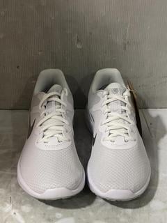 Lot 459  
            Chesterfield SR45 - Parcel Delivery Only 

                
NIKE W NIKE REVOLUTION 6 UK SIZE 5.5 TRAINERS (LOCATION: E2)