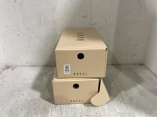 Lot 522  
            Chesterfield SR45 - Parcel Delivery Only 

                
RAVEL SORBIE WHITE LEATHER SANDALS UK SIZE 7 TO INCLUDE RAVEL SORBIE SANDAKS UK S...