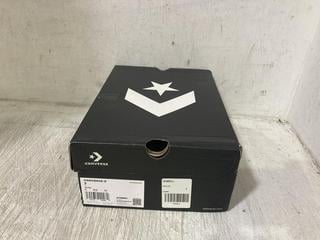 Lot 582  
            Chesterfield SR45 - Parcel Delivery Only 

                
CONVERSE UK SIZE 5 CTAS HI SNEAKERS (LOCATION: E5)