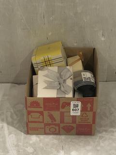 Lot 607  
            Chesterfield SR45 - Parcel Delivery Only 

                
BOX OF ASSORTED JEWLERY TO INCLUDE FOSSILE ROSE GOLE WATCH AND RADLEY LONDON HEAR...