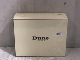 Lot 618  
            Chesterfield SR45 - Parcel Delivery Only 

                
DUNE LONDON 371 MADEWIT IVORY-LEATHER BRIDAL PLATFORM SANDA SIZE UK 7 (LOCATION: E6)