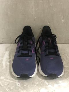 Lot 624  
            Chesterfield SR45 - Parcel Delivery Only 

                
NEW BALANCE DREAM STATE UK SIZE 8 TRAINERS (LOCATION: C5)