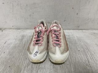 Lot 735  
            Chesterfield SR45 - Parcel Delivery Only 

                
WHITE PINK NIKE AIR MAX 95 UK SIZE 5 (LOCATION: D1)
