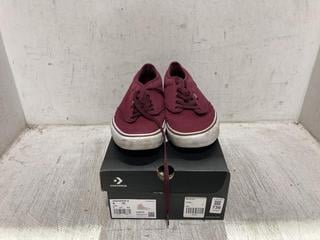 Lot 736  
            Chesterfield SR45 - Parcel Delivery Only 

                
2 X CONVERSE FOOTWEAR TO INCLUDE UK SIZE 8 CTAS HI SNEAKERS WARM CLAY/ (LOCATION:...
