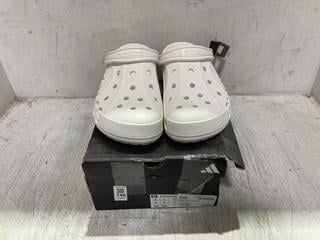 Lot 740  
            Chesterfield SR45 - Parcel Delivery Only 

                
WHITE MENS UK SIZE 12 CROCS + ADIDAS 4 FG PREDATOR YELLOW/BLACK/RED UK SIZE 8 (LO...