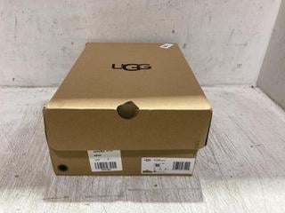 Lot 751  
            Chesterfield SR45 - Parcel Delivery Only 

                
UK SIZE 8 BROWN UGG BOOTS (LOCATION: D1)