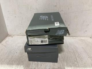 Lot 752  
            Chesterfield SR45 - Parcel Delivery Only 

                
2 X NEW BALANCE TRAINERS TO INCLUDE NEW BALANCE RUNNING CORSE TRAINERS BLACK UK S...