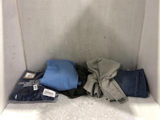 Lot 768  
            Chesterfield SR45 - Parcel Delivery Only 

                
5 X ASSORTED CLOTHING ITEMS TO INCLUDE BLUE THE NORTH FACE X-SMALL HOODIE (LOCATI...