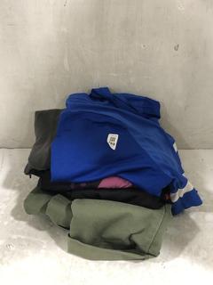Lot 769  
            Chesterfield SR45 - Parcel Delivery Only 

                
5 X ASSORTED CLOTHING ITEMS TO INCLUDE GREY SUPERDRY ATHLETICS HOODIE XL (LOCATIO...