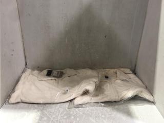 Lot 773  
            Chesterfield SR45 - Parcel Delivery Only 

                
THE NORTH FACE M 100 GLAC FZ WHITE DUNE JUMPER SMALL + THE NORTH FACE M EMILIO 1/...