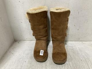 Lot 782  
            Chesterfield SR45 - Parcel Delivery Only 

                
UGG BAILEY BUTTON TRIPLET II BOOTS FOR WOMEN UK SIZE 4.5 (LOCATION: D3)