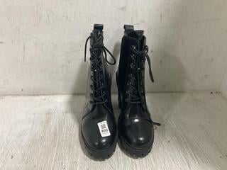 Lot 805  
            Chesterfield SR45 - Parcel Delivery Only 

                
TOMMY HILFIGER BLACK UK SIZE 6.5 HEELED BOOTS (LOCATION: D4)