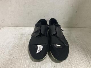 Lot 806  
            Chesterfield SR45 - Parcel Delivery Only 

                
BALENCIAGA BLACK UK SIZE 6.5 TRAINERS (LOCATION: D4)