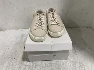 Lot 809  
            Chesterfield SR45 - Parcel Delivery Only 

                
2 X ASSORTED FOOTWEAR TO INCLUDE BARBOUR CATLINA TRAINERS UK SIZE 3 (LOCATION: D4)