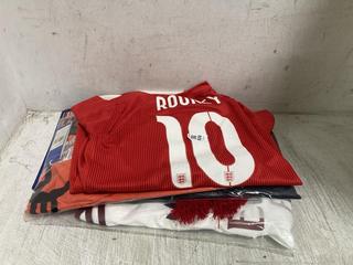 Lot 820  
            Chesterfield SR45 - Parcel Delivery Only 

                
5 X ASSORTED FOOTBALL CLOTHING ITEMS TO INCLUDE ENGLAND RED 10 ROONEY SMALL SHIRT...