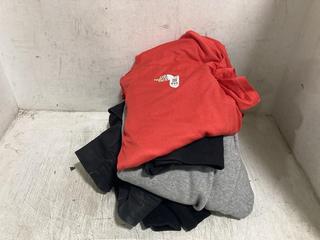 Lot 833  
            Chesterfield SR45 - Parcel Delivery Only 

                
5 X ASSORTED CLOTHING ITEMS TO INCLUDE RED MENS THE NORTH FACE XXL T-SHIRT (LOCAT...