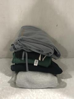 Lot 837  
            Chesterfield SR45 - Parcel Delivery Only 

                
5 X ASSORTED ADULTS CLOTHING ITEMS TO INCLUDE GREEN SLAZENGER UK SIZE 12 JOGGING ...