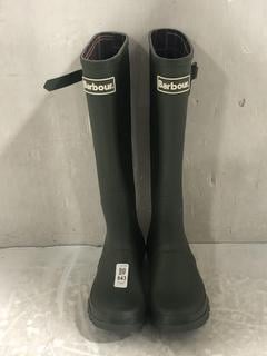 Lot 843  
            Chesterfield SR45 - Parcel Delivery Only 

                
A PAIR OF BARBOUR MENS BEDE WELLINGTON BOOTS IN OLIVER GREEN UK SIZE 4 (LOCATION:...
