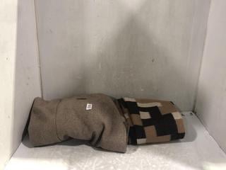 Lot 845  
            Chesterfield SR45 - Parcel Delivery Only 

                
2 X CLOTHING ITEMS TO INCLUDE BERSHKA MEDIUM BROWN WOOL COAT (LOCATION: D5)