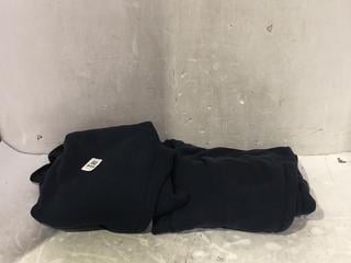 Lot 849  
            Chesterfield SR45 - Parcel Delivery Only 

                
DARK BLUE NIKE MEDIUM HOODIE + DARK BLUE MEDIUM JOGGIN BOTTOMS (LOCATION: D5)