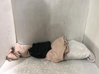 Lot 850  
            Chesterfield SR45 - Parcel Delivery Only 

                
4 X ASSORTED WOMENS CLOTHING ITEMS TO INCLUDE GYMSHARK BLACK VITAL SEAMLESS 2.0 S...