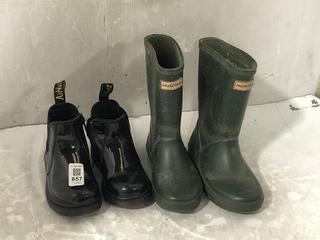 Lot 857  
            Chesterfield SR45 - Parcel Delivery Only 

                
CHILDRENS HUNTER WELLINGTON BOOTS JUNIOR UK SIZE 10 + DR MARTENS JUNIOR CHELSEA B...