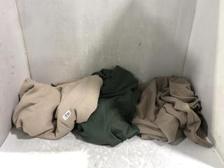 Lot 861  
            Chesterfield SR45 - Parcel Delivery Only 

                
3 X ASSORTED ADULTS CLOTHING ITEMS TO INCLUDE KALLA LOGO OVERSIZED HOODIE CO-ORD ...