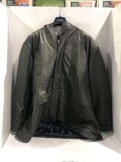 Lot 863  
            Chesterfield SR45 - Parcel Delivery Only 

                
D555 RED COAT MENS WINTER JACKET WITH FUR LINED HOOD UK SIZE 5XL (LOCATION: D6)