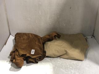 Lot 865  
            Chesterfield SR45 - Parcel Delivery Only 

                
PULL & BEAR BROWN SUEDE JKT SIZE SMALL & MICHELLE KEEGAN UK SIZE BEIGE CHINO PANT...