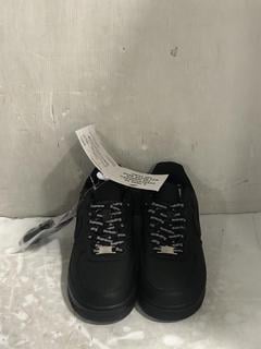 Lot 867  
            Chesterfield SR45 - Parcel Delivery Only 

                
NIKE AIR FORCE 1 LOW BLACK TRAINERS UK SIZE 6 (LOCATION: D6)