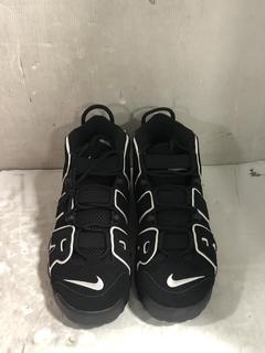 Lot 869  
            Chesterfield SR45 - Parcel Delivery Only 

                
NIKE AIR MORE UPTEMPO SE TRAINERS UK SIZE 9 BLACK/WHITE (LOCATION: D6)