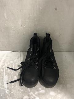 Lot 874  
            Chesterfield SR45 - Parcel Delivery Only 

                
HOKA WOMENS BONDI 8 SIZE UK 4 RUNNING TRAINERS (LOCATION: D6)