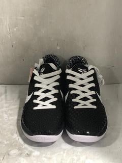 Lot 875  
            Chesterfield SR45 - Parcel Delivery Only 

                
NIKE KOBE VI PROTRO UK SIZE 12 IN BLACK/WHITE SNEAKERS (LOCATION: D6)