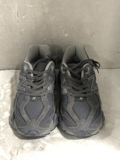 Lot 876  
            Chesterfield SR45 - Parcel Delivery Only 

                
NEW BALANCE UK SIZE 10.5 GREY ABSORB TRAINERS (LOCATION: D6)