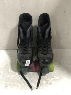 Lot 877  
            Chesterfield SR45 - Parcel Delivery Only 

                
BAUER BLACK QUAD ROLLER SKATES UK SIZE 5 (LOCATION: D6)