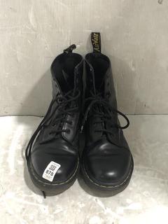 Lot 878  
            Chesterfield SR45 - Parcel Delivery Only 

                
DR MARTENS WOMENS EU 38/ APPROXIMATELY UK SIZE 5 BLACK SHOES (LOCATION: D6)