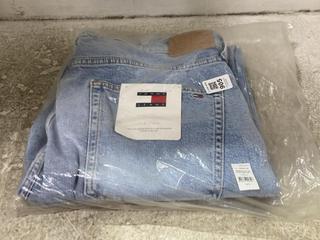 Lot 905  
            Chesterfield SR45 - Parcel Delivery Only 

                
TOMMY JEANS REGULAR FIT DENIM JEANS 36 W L 32 (LOCATION: D7)