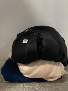Lot 906  
            Chesterfield SR45 - Parcel Delivery Only 

                
3 X ASSORTED ADULTS CLOTHING ITEMS TO INCLUDE BLACK XL POLO RALPH LAUREN JUMPER (...