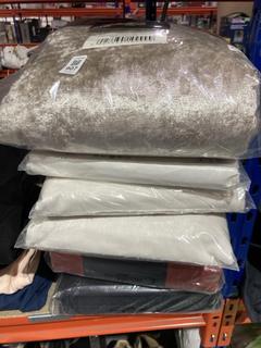 Lot 907  
            Chesterfield SR45 - Parcel Delivery Only 

                
7 X ASSORTED CURTAINS TO INCLUDE EYELET CRUSHED VELVET NATURAL COLOUR CURTAINS (L...