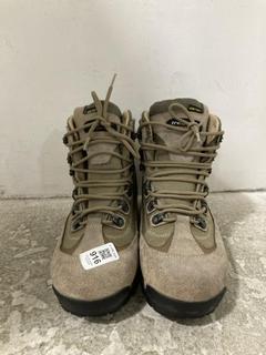 Lot 916  
            Chesterfield SR45 - Parcel Delivery Only 

                
TREZERA TAN-COLOURED MILITARY STYLE HIKING BOOTS UK 7.5 (LOCATION: D7)