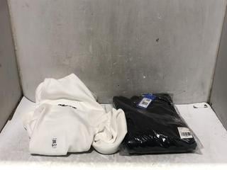 Lot 917  
            Chesterfield SR45 - Parcel Delivery Only 

                
2 X ASSORTED CLOTHING ITEMS TO INCLUDE WHITE UK SIZE MEDIUM QUARTER ZIP JUMPER (L...