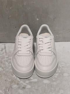 Lot 919  
            Chesterfield SR45 - Parcel Delivery Only 

                
ARNE ARENA TRAINERS TRIPLE WHITE UK SIZE 7 TRAINERS (LOCATION: D8)