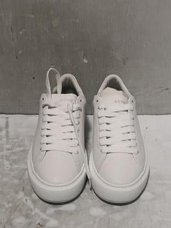Lot 920  
            Chesterfield SR45 - Parcel Delivery Only 

                
ARNE BASIC ESSENTIAL LEATHER TRIPLE WHITE UK SIZE 7 TRAINERS (LOCATION: D8)
