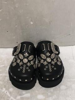 Lot 921  
            Chesterfield SR45 - Parcel Delivery Only 

                
TOGA PULLA BLACK LEATHER EU SIZE 36 SHOES (LOCATION: D8)