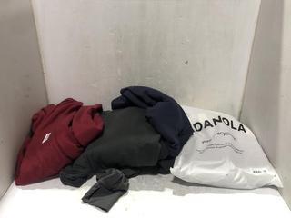 Lot 935  
            Chesterfield SR45 - Parcel Delivery Only 

                
3 X ASSORTED CLOTHING ITEMS TO INCLUDE RED VANS XX-LARGE HOODIE (LOCATION: D8)