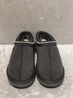Lot 941  
            Chesterfield SR45 - Parcel Delivery Only 

                
UGG UK SIZE 6 GRAY (LOCATION: D8)