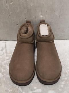 Lot 942  
            Chesterfield SR45 - Parcel Delivery Only 

                
UGG W CLASSIC ULTRA MINI UK SIZE 5 (LOCATION: D8)