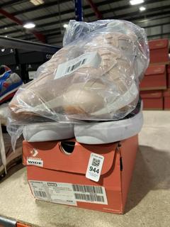 Lot 944  
            Chesterfield SR45 - Parcel Delivery Only 

                
3 X ASSORTED FOOTWEAR TO INCLUDE CONVERSE WIDE UK SIZE 5 BLACK TRAINERS (LOCATION...