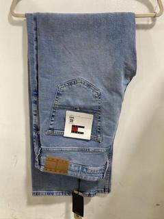 Lot 945  
            Chesterfield SR45 - Parcel Delivery Only 

                
TOMMY JEANS BLUE DENIM 34 W L 32 (LOCATION: D9)
