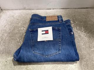 Lot 946  
            Chesterfield SR45 - Parcel Delivery Only 

                
TOMMY JEANS BLUE DENIM 36 W L 32 (LOCATION: D9)